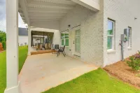 5 Mi to Auburn University: Sleek Townhome w/ Patio - 3-Star