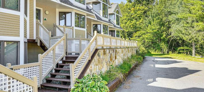 Walk to Ski Lift Spacious Condo in West Dover! Отели в г. Довер