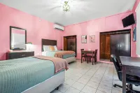 Borinquen Beach Inn فنادق في كارولينا