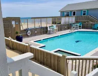 Sand Spur Cottages - Beach