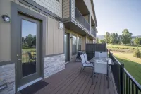 Family Vacation~Crater Hot Spring, Tubing & Ice Skating~Kanton 3 Bedroom Apts by RedAwning