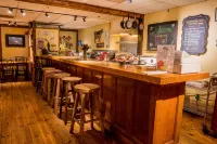 The Common Man Inn & Spa - bars