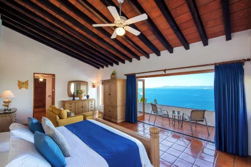 Casa la Palma Full Service Scape -Whit Chef and Staff