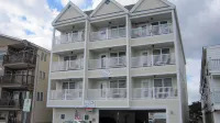 Atlantic Breeze Suites Hotels in Хамптон Бич