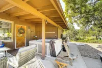 Peaceful Strawberry Cabin Fire Pit and Hot Tub - 3-Sterne