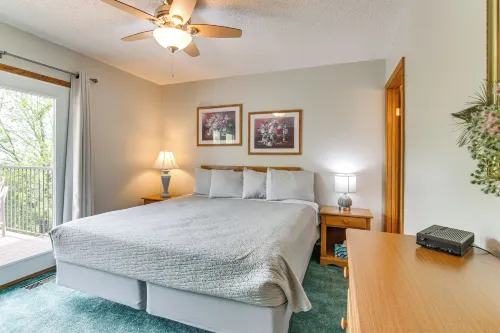 Cozy Branson Townhome 1 Mi to Silver Dollar City! - Parkplatz