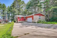 Waterfront Berry Lake Getaway w/ Sunroom! - Wifi