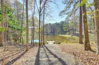 Secluded Hamilton Cabin Retreat w/ Private Lake! - parking