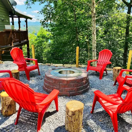 Bear's Mountaintop Views 3 Bedroom Chalet by RedAwning