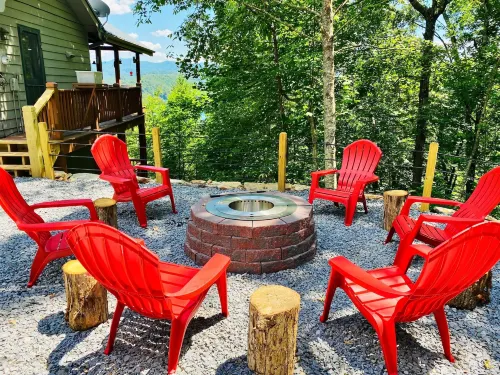 Bear's Mountaintop Views 3 Bedroom Chalet by RedAwning