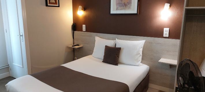 Cit'Hôtel l'Europe - Cholet Gare ショレのホテル