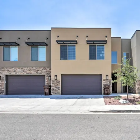 Luxury Downtown Moab Townhome w/ Pool Access!