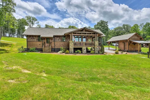 Hike, Ski and More! Pet-Friendly Home in Glenville - Haustierfreundliche