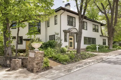 Oakhurst Inn at the University 코너 (영화) 주변 호텔