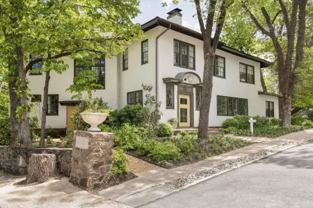 Oakhurst Inn at the University Отели рядом с достопримечательностью «The Corner»