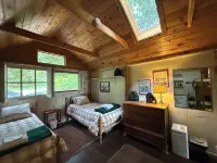 火炬湖畔私家沙灘 • 度假小屋 + 家庭旅館 • 步行可至奧爾登(Private Sandy Beach on Torch Lake • Cottage + Guest House • Walk to Alden)