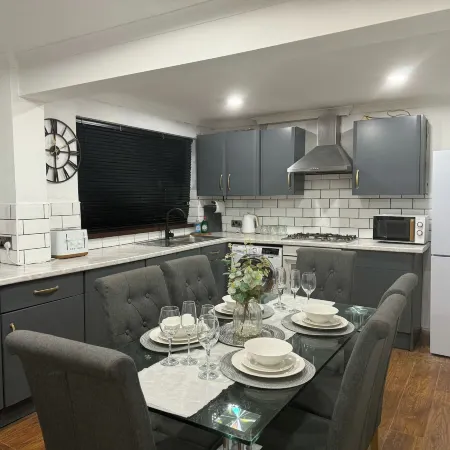 3 Bed House - Sleeps 6 - Parking - Wifi