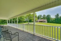 Wraparound Porch: Home Near Dtwn Crossville! - Wifi