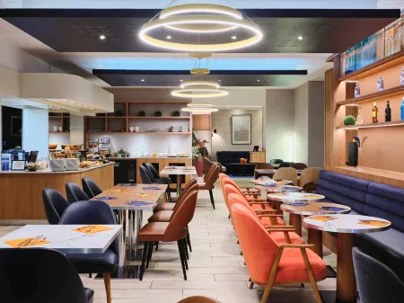 Hôtel Mercure Chartres Centre Cathédrale Отели в г. Люсе