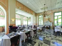 Hôtel Vacances Bleues Balmoral Hotels in Menton