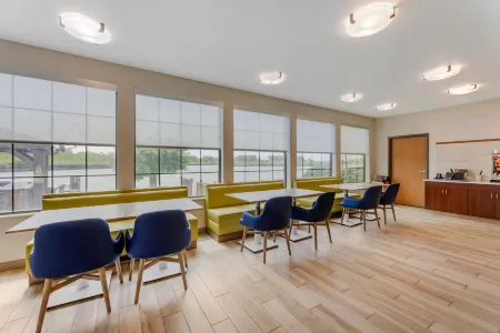 Comfort Inn River's Edge Отели в г. Гурон Тауншип