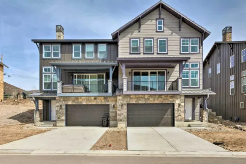 Inviting Hideout Townhome w/ Balcony & Lake Views! - Homestays