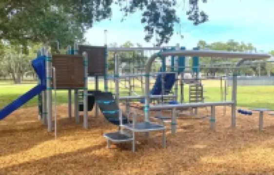 5 Min>Beach Remodeled 2 bed 2 Bath Condo With Pool and Grill and King bed!