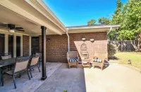 Spacious Retreat in the Heart of Lubbock! Excellent neighborhood ! Hotels near Walmart Supercenter