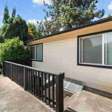 1 Bedroom Basement Apartment Across from Reed College Campus Others