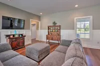 Morrisonville Manor w/ Fire Pit & Hot Tub! - Wifi