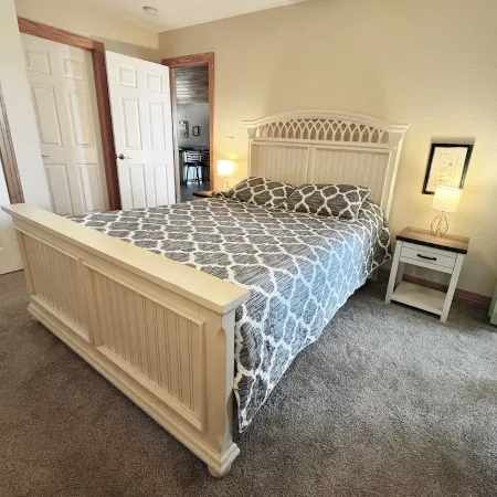 One level 4 Bedroom House with Pool, Large Docks, Canal Access - The Turtle Club