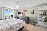 Ocean Front, Pool. Beautiful Beach Great for Surfing, Swimming and Walking!