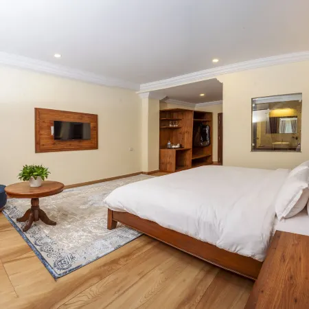 Hotel Lacoul Inn