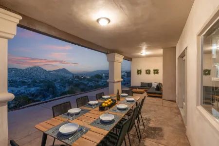 Home in a boulder-filled neighborhood. 15 minutes to Joshua Tree National Park!