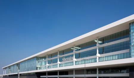 Sheraton Milan Malpensa Airport Hotel & Conference Centre Отели рядом с достопримечательностью «Associazione Dei Testimoni Di Geova Di Ferno»