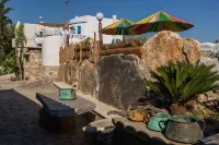 Villa Kokkino Skufitza,charming holiday home made of clay, pool, private garden