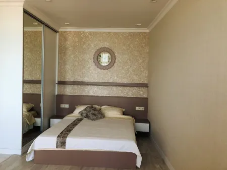 New Renovated beige apartment with sea view Отели рядом с достопримечательностью «Храм святого апостола Луки»