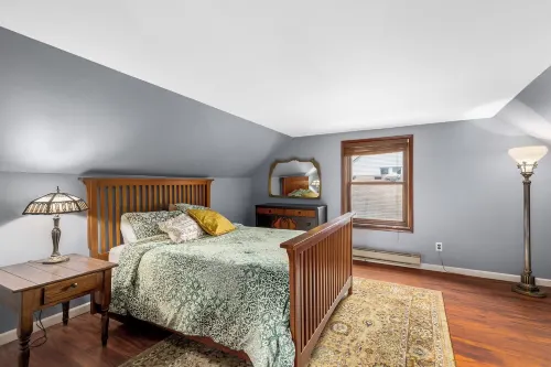 Charming 2-bedroom bungalow with WiFi, AC in Hazel Park