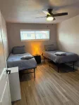 Charming 2-bedroom house with indoor hot tub and spa! Free EV Charger!