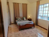 Coastal Nest Villa in Mont Choisy, less than 5 mins walk to the beach. 住宿飯店