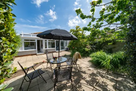 Lovely Two Bedroom Bungalow In Bembridge Isle of Wight Close To Village, Beaches