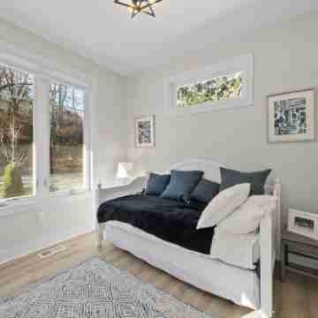 Lake Access and amazing views, 5 bedrooms within walking distance to downtown Rooms