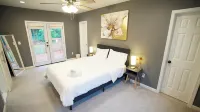 Cozy 3-Bedroom Home with WiFi & AC – Just 8 Minutes from the Airport!