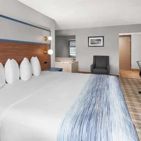 AmericInn & Suites By Wyndham Baraboo Event Center