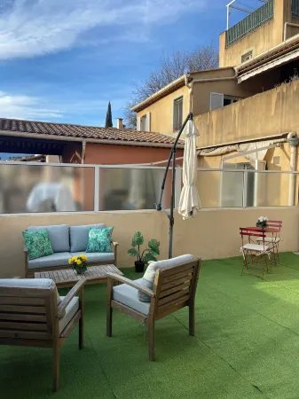 Charming apartment with large terrace close to Valbonne Village Отели в г. Вальбон