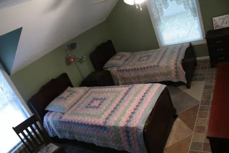 Cozy country "unplugged" upstairs apartment with lots of room for family fun. Отели в г. Branch County