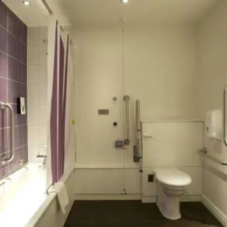 Premier Inn London Hammersmith (Shepherds Bush Road) Отели рядом с достопримечательностью «Стадион «Лофтус Роуд»»