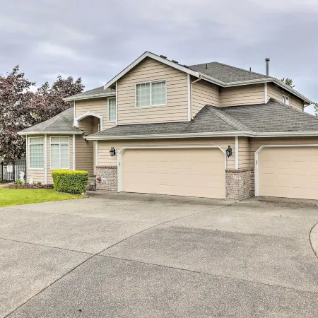 Spacious Kent Home Great for Large Families!