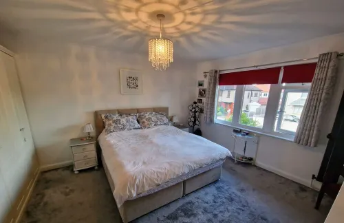 A Modern 2 Bedroom Apartment in the Quiet Leafy Grove, Close to the sea Front