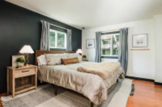 Close to Skiing! Family Fun! 4 Private Bedrooms, Hot Tub, Game Room